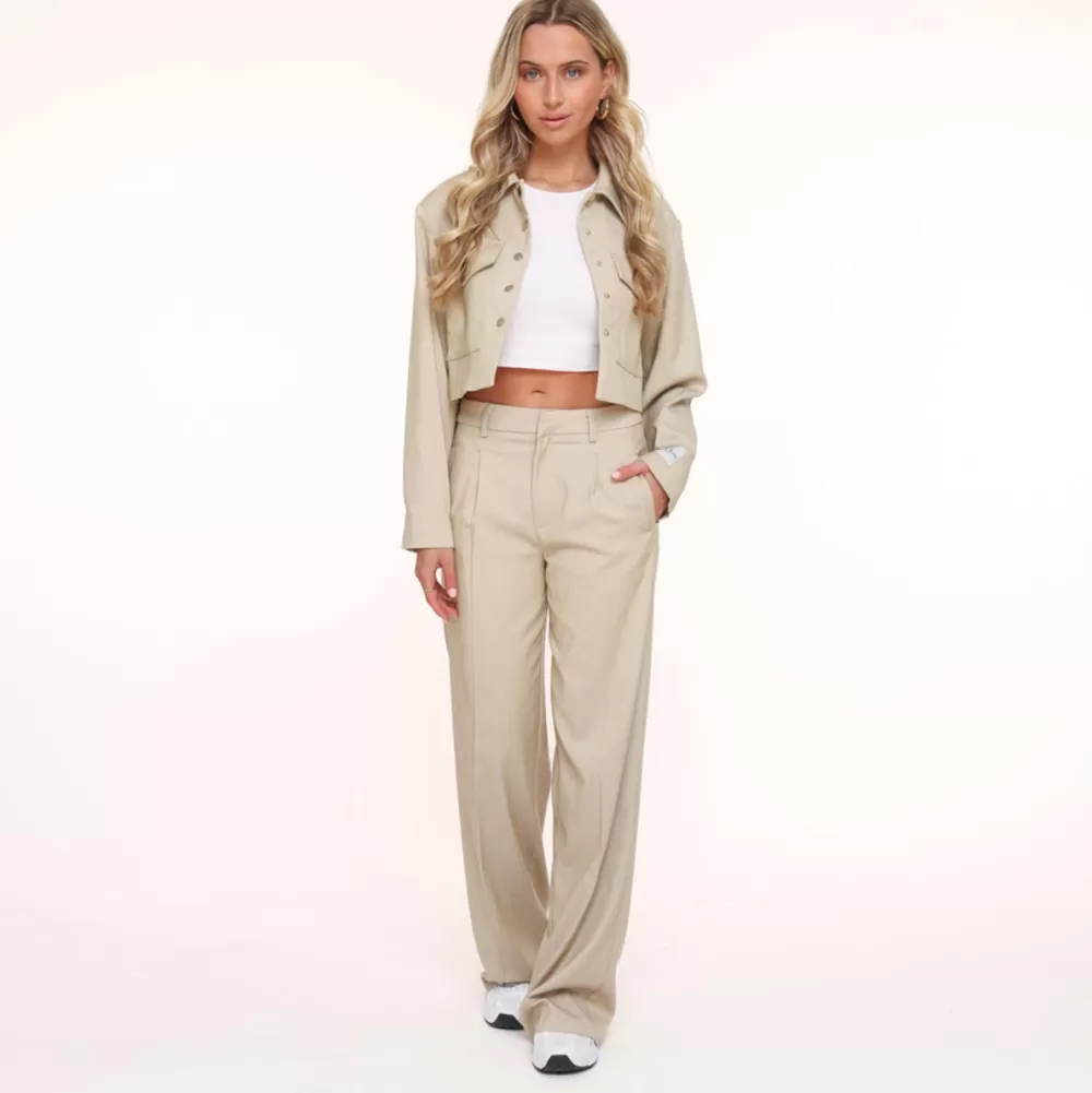 Beige Studio Cropped-Jacket<Olivia & Kate Hot